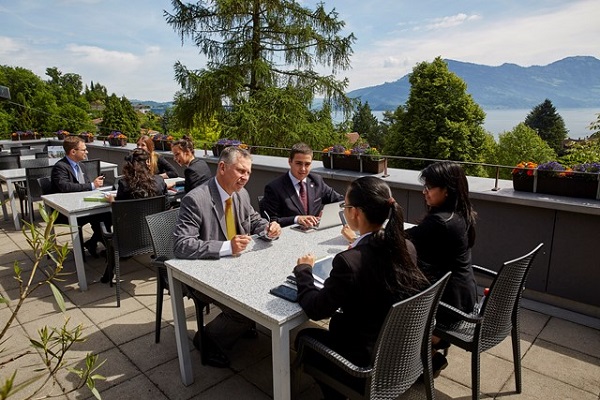 Giảng viên Học viện Quản trị Khách sạn Quốc tế Thụy Sĩ đang trao đổi cùng sinh viên