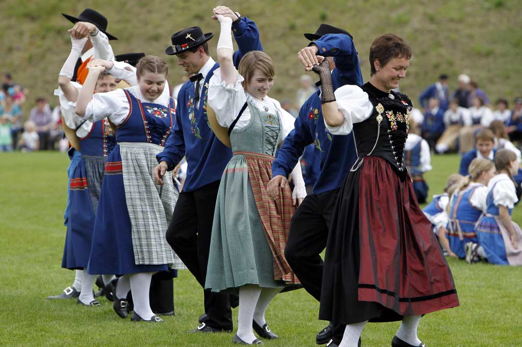 Hình ảnh bộ trang phục truyền thống trong lễ hội Thụy Sĩ