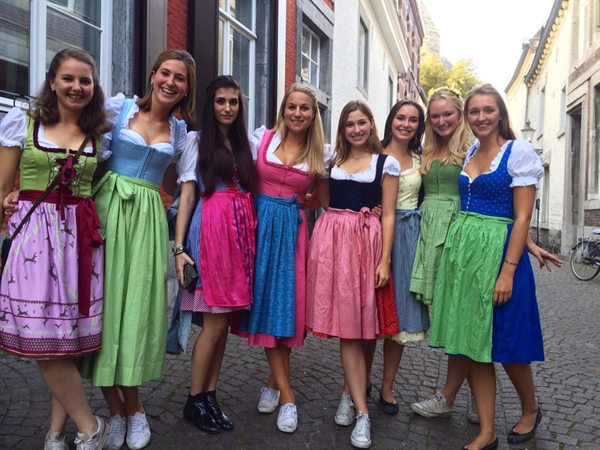 Phụ nữ Thụy Sĩ mặc trang phục truyền thống