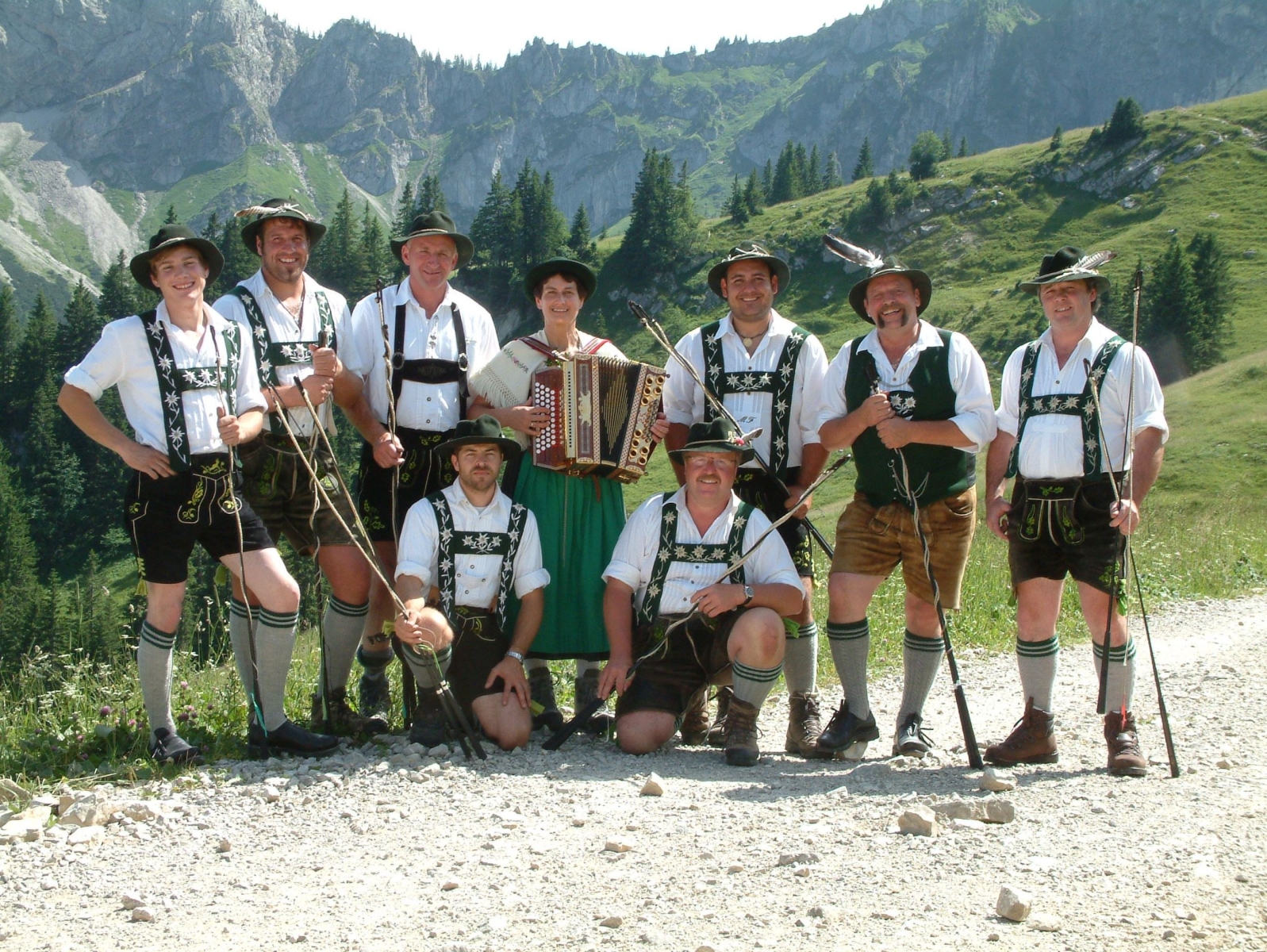 Đàn ông Bavaria trong bộ trang phục lederhosen