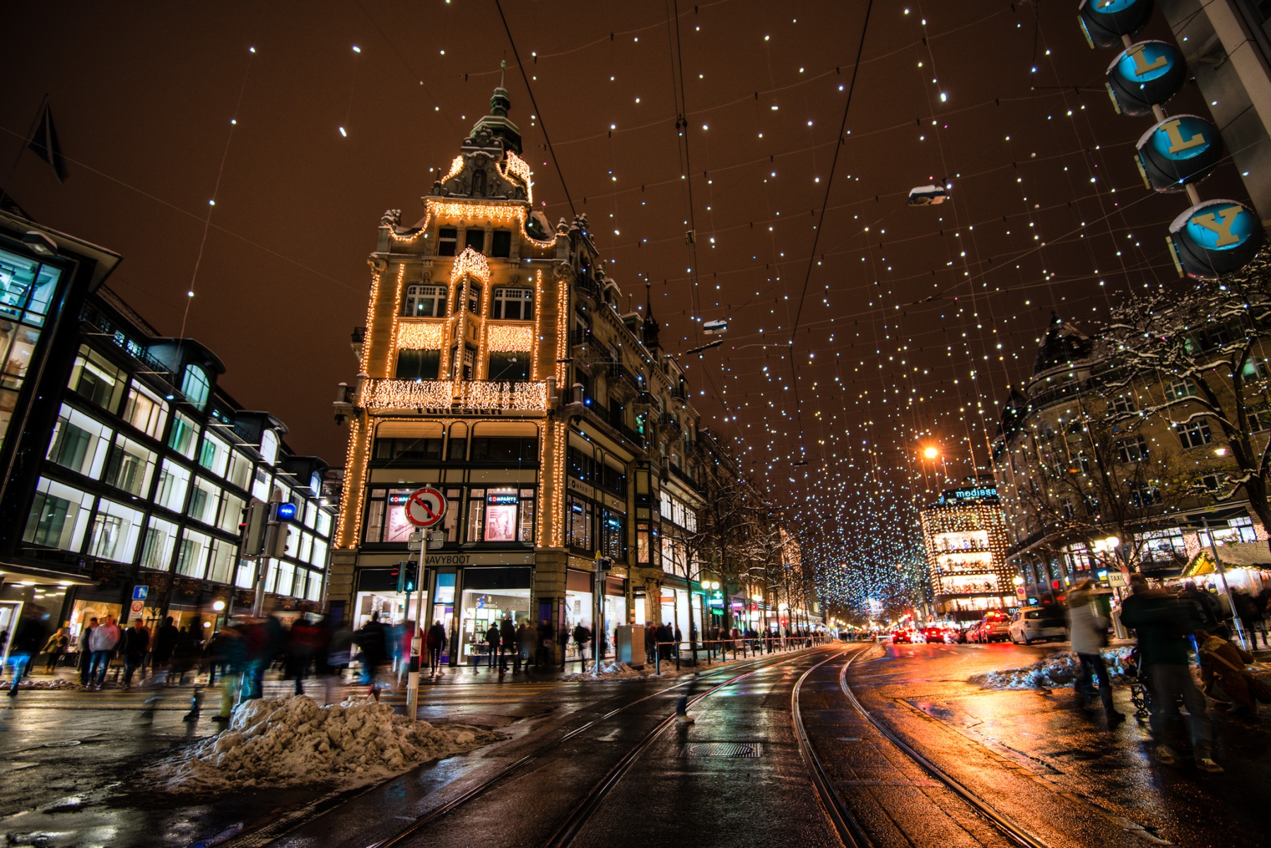 Phố mua sắm Bahnhofstrasse cùng các cửa hàng đồ hiệu tại thành phố Zurich