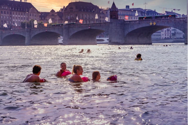 Các hoạt động bơi lội ở dòng sông Rhine trong thành phố Basel
