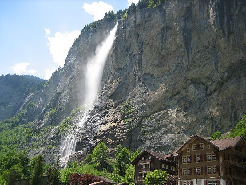 Thung lũng Lauterbrunnen có đến 72 thác lớn nhỏ