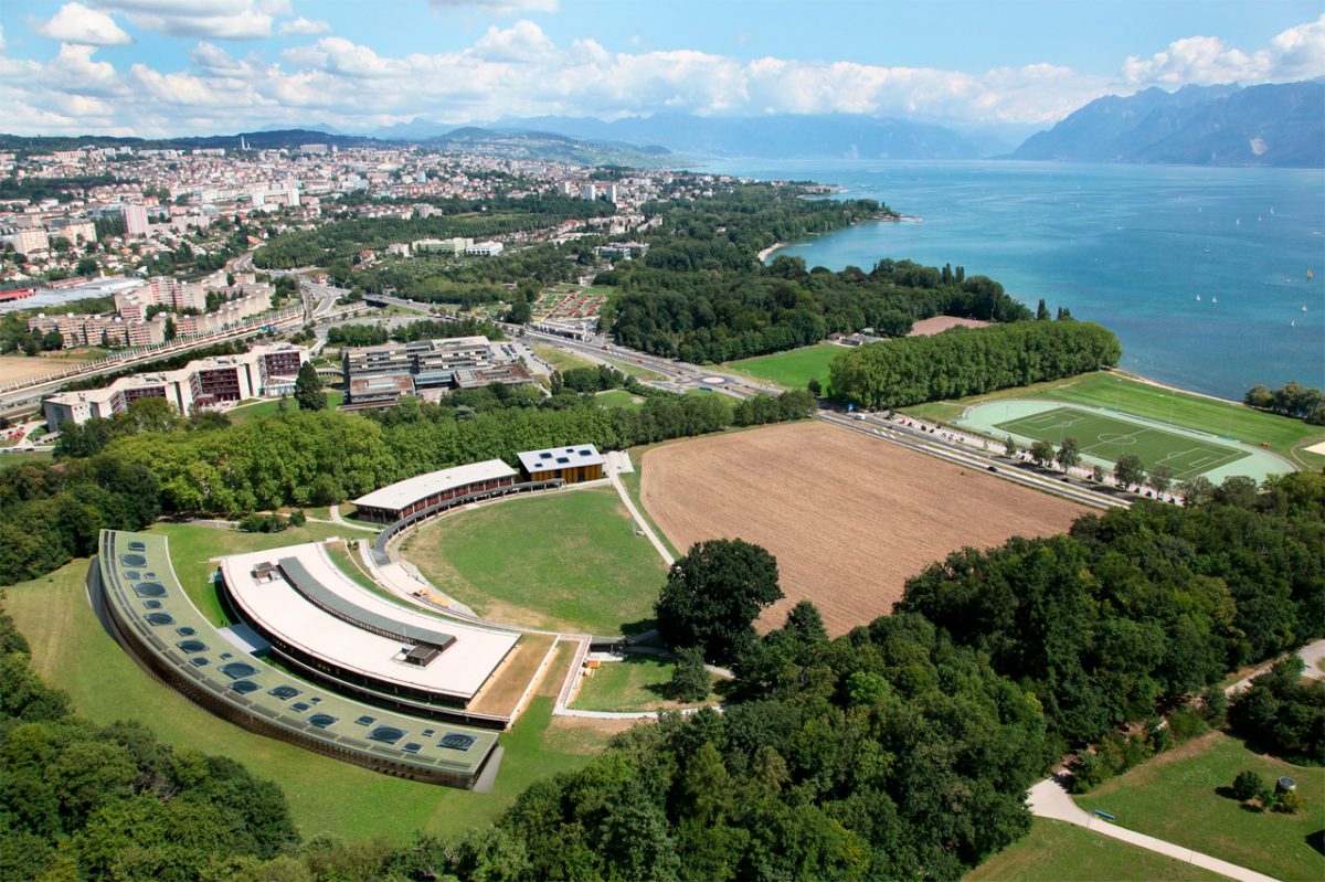 Từ thư viện nhìn qua sân thể thao sẽ thấy hồ Geneva và dãy Alps